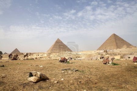 Téléchargez les photos : Le complexe de la pyramide de Gizeh à Gizeh, en Égypte, aussi appelé la nécropole de Gizeh. Il a été construit sous la IVe dynastie de l'Ancien Empire - en image libre de droit