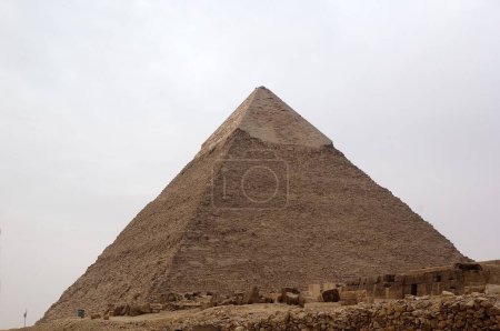 Téléchargez les photos : La pyramide de Khafre dans le complexe pyramidal de Gizeh, Egypte. Il a été construit sous la IVe dynastie de l'Ancien Empire - en image libre de droit