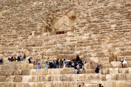 Téléchargez les photos : Entrée à la Grande Pyramide dans le complexe pyramidal de Gizeh, Égypte. Il a été construit sous la IVe dynastie de l'Ancien Empire - en image libre de droit