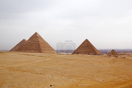 Téléchargez les photos : Le complexe de la pyramide de Gizeh à Gizeh, en Égypte, aussi appelé la nécropole de Gizeh. Il a été construit sous la IVe dynastie de l'Ancien Empire - en image libre de droit