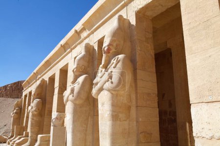 Foto de Templo Mortuorio de Hatshepsut, opositor de la ciudad de Luxor, Egipto. Es el templo funerario construido durante el reinado del faraón Hatshepsut de la XVIII Dinastía de Egipto. - Imagen libre de derechos