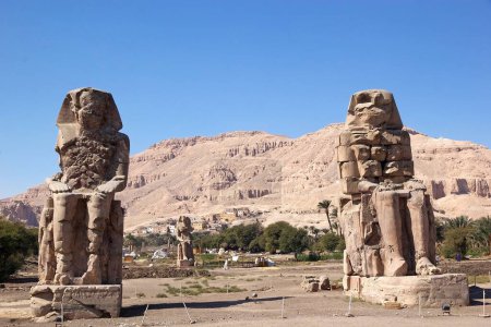 Kolosse von Memnon, thebanische Nekropole, Luxor, Ägypten. Es handelt sich um zwei massive Steinstatuen des Pharaos Amenhotep III.