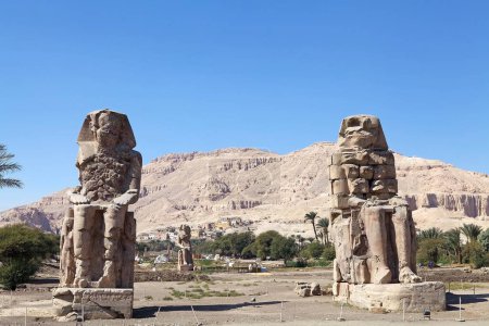 Foto de Colosos de Memnon, Necrópolis de Teban, Luxor, Egipto. Son dos enormes estatuas de piedra del faraón Amenhotep III - Imagen libre de derechos