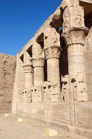 Temple d'Edfou, rive ouest du Nil, Edfou, Égypte. Il a été construit entre 237 et 57 avant JC