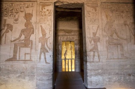 Interior del Gran Templo de Ramsés II en el pueblo de Abu Simbel. Abu Simbel es un sitio histórico que comprende dos templos rocosos en la orilla oeste del lago Nasser