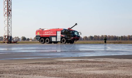 Téléchargez les photos : Red fire truck at the airport. Outdoor transportation car. Airport fire engine on the runway. Rosenbauer Panther 5. Kyiv, Ukraine - June 27, 2020 - en image libre de droit