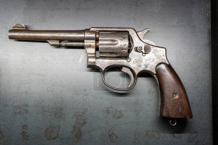 Téléchargez les photos : Le vieux revolver Smith and Wesson Firearms Co. Firearm pisto. Pistolet classique vintage en gros plan. Pologne, Varsovie - 31 août 2023. - en image libre de droit
