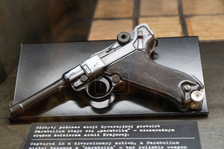 Foto de Pistola antigua revólver PARABELLUM aislado sobre fondo blanco. Recorte de pistola retro. Arma de fuego. Polonia, Varsovia - 31 de julio de 2023. - Imagen libre de derechos