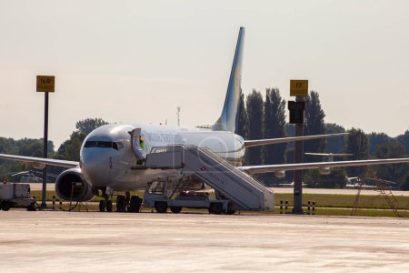 Téléchargez les photos : Avion de passagers Boeing 737-800. Avion UIA Ukraine International Airlines sur la plate-forme de l'aéroport international Boryspil. Sur la piste. UIA. Kiev, Ukraine - 1er juillet 2020. - en image libre de droit