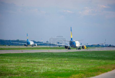 Foto de Avión de pasajeros ucraniano AZURAIR Boeing 737-800 UR-AZO. Delantal del aeropuerto. Aviones en pista. Llega el avión. Ucrania, Kiev - 1 de septiembre de 2021. - Imagen libre de derechos