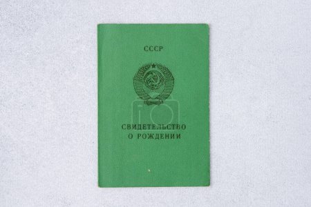Téléchargez les photos : Ancien certificat de naissance en URSS vers 1980. Le formulaire de document est vert - en image libre de droit