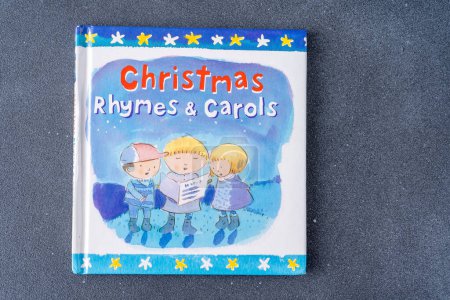 Téléchargez les photos : Christmas Rhymes and Carols book for kids de Lois Rock. Ukraine, Kiev - 16 mars 2024 - en image libre de droit