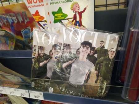 Foto de VOGUE revistas con cadetes adolescentes ucranianos. Un mostrador en una tienda con periódicos y periódicos. Ucrania, Kiev - 18 de marzo de 2024. - Imagen libre de derechos