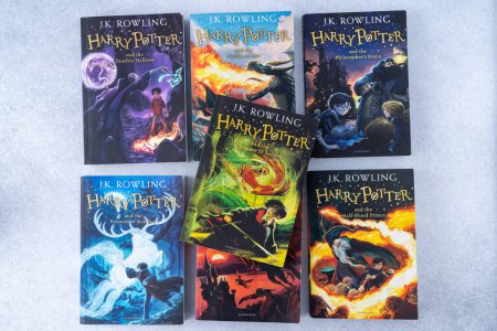 Téléchargez les photos : Une pile de livres sur Harry Potter de l'écrivain JK Rowling. Livre de collection. Ukraine, Kiev - 26 janvier 2024 - en image libre de droit