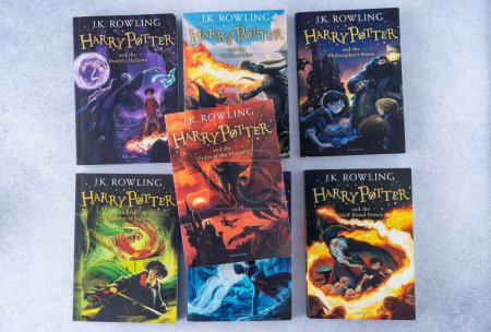 Foto de Una pila de libros sobre Harry Potter del escritor JK Rowling. Colección de libros. Ucrania, Kiev - 26 de enero de 2024 - Imagen libre de derechos