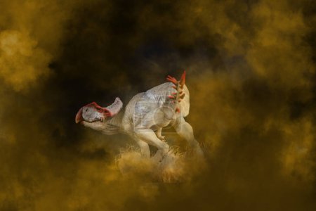 Téléchargez les photos : Protoceratops, dinosaure sur fond de fumée - en image libre de droit