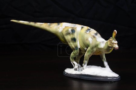 Téléchargez les photos : Le dinosaure Tsintaosaurus dans le noir - en image libre de droit