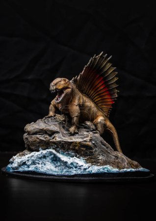 Foto de Dinosaurio Dimetrodon en la oscuridad - Imagen libre de derechos