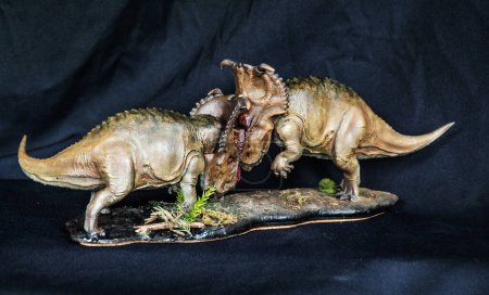 Téléchargez les photos : Pachyrhinosaure dinosaure dans l'obscurité - en image libre de droit