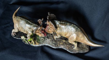 Téléchargez les photos : Pachyrhinosaure dinosaure dans l'obscurité - en image libre de droit