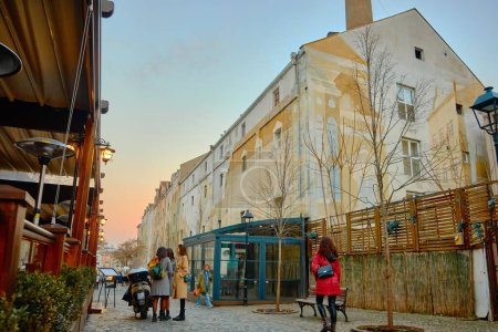 Foto de Gente caminando por la calle Skadarska en el barrio de Skadarlija. Belgrado, Serbia - febrero 2023 - Imagen libre de derechos