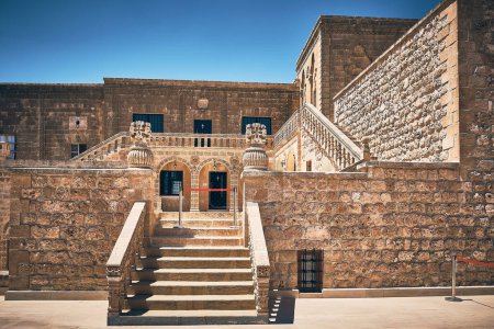 Téléchargez les photos : Balustrades et escaliers sculptés dans la pierre. Escalier en pierre dans la cour du monastère de Deyrulzafaran, Mardin, Turquie - en image libre de droit