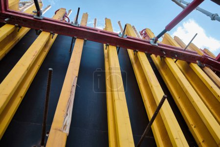 Vertikale Schalung und Push-Pull-Buchsen für Stahlbetonwände im Bau. Strukturen für gegossenen Stahlbeton in geringem Winkel Ansicht