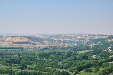 Téléchargez les photos : Vue panoramique sur les jardins de Hevsel en fin de matinée. Site du patrimoine mondial de l'UNESCO avec les murs de la forteresse de Diyarbakir. - en image libre de droit