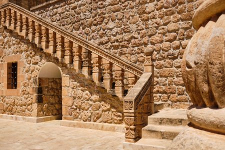 Balustrades et escaliers sculptés dans la pierre. Escalier en pierre dans la cour du monastère de Deyrulzafaran, Mardin, Turquie