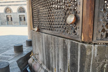 Brunnen im Moscheehof wird zur Waschung verwendet