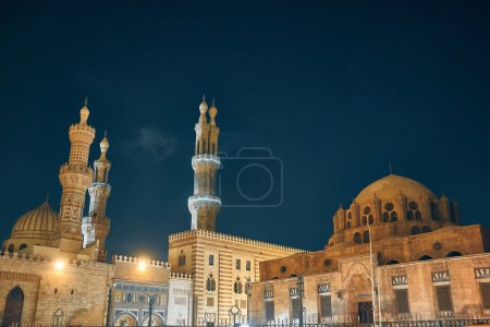 Foto de La Mezquita Al-Azhar, la Mezquita Congregacional Resplandeciente conocida en Egipto simplemente como al-Azhar, es una mezquita en El Cairo, Egipto en el centro histórico islámico de la ciudad. Mezquita de Al-Azhar en la noche - Imagen libre de derechos