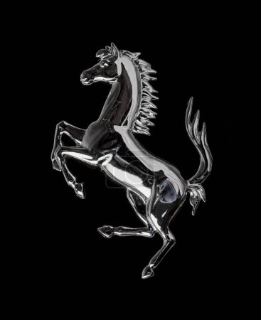 El caballo cromado se apoya sobre sus patas traseras sobre un fondo negro. Hermosa cola levantada cadera