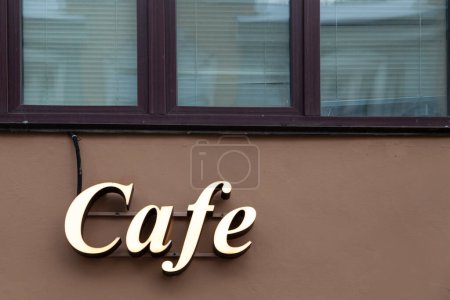 Téléchargez les photos : Éclatante inscription café sous la fenêtre sur la façade du bâtiment brun - en image libre de droit