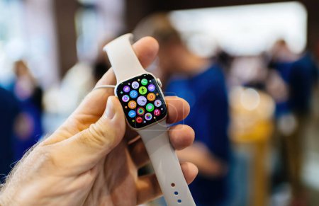 Foto de París, Francia - Oct 28, 2022: Nuevo Apple Watch Series 8 con banda blanca dentro de Apple Store con trabajadores geniales que sirven a los clientes - todas las aplicaciones de aplicaciones en la pantalla de visualización - Imagen libre de derechos