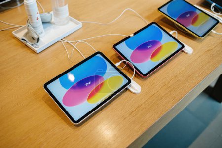 Téléchargez les photos : Paris, France - 28 Oct 2022 : iPad rose, bleu, argent redessiné par Apple Computers dans une rangée montrant l'image de la publicité à l'intérieur de l'Apple Store - en image libre de droit