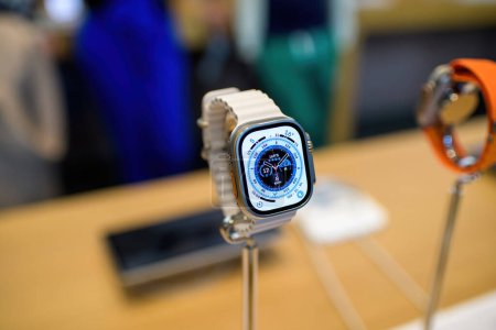 Foto de París, Francia - 28 de octubre de 2022: Presentación en la tienda Apple del nuevo dispositivo portátil Apple Watch Ultra - primer plano de la nueva esfera del reloj Wayfinder - Imagen libre de derechos