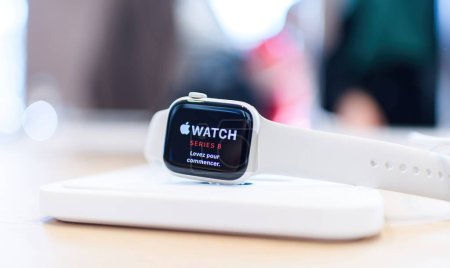 Foto de París, Francia - 28 de octubre de 2022: Nuevo Apple Watch Series 8 con banda blanca en soporte blanco - Imagen libre de derechos