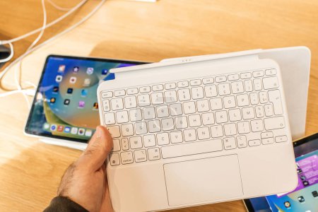 Foto de París, Francia - 28 de octubre de 2022: Hombre usando el nuevo teclado Apple Computers con touchpad - Imagen libre de derechos