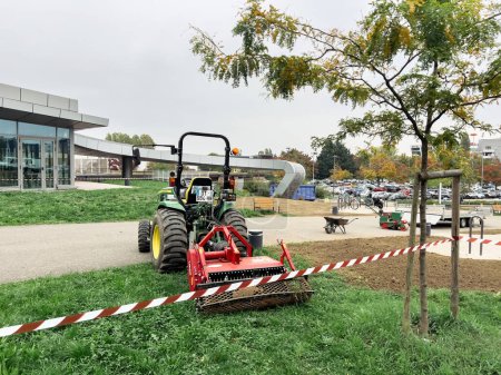 Téléchargez les photos : Strasbourg, France - 20 OCT 2022 : Vue arrière d'un tracteur équipé d'un puissant aérateur en pierre Lipco Lawn Seeder pour suspension à trois points - en image libre de droit