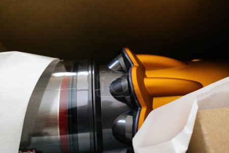 Foto de París, Francia - 4 de julio de 2022: Detalle de la moderna Dyson V12 inalámbrica Detect Slim Absolute Vacuum Cleaner potente colección de polvo ciclónico de colores inalámbricos - vista superior - Imagen libre de derechos