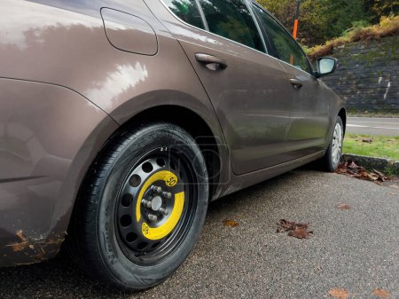 Foto de París, Francia - 2 de octubre de 2022: Vista lateral del coche marrón Skoda Octavia con rueda de neumático de repuesto Nexen NBlue HD Plus - Imagen libre de derechos