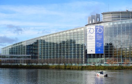 Téléchargez les photos : Strasbourg, France - 22 nov. 2022 : Vue téléobjectif du Parlement européen avec 70 ans de démocratie européenne en action grande bannière sur la façade lors de la cérémonie marquant le 70e anniversaire - - en image libre de droit
