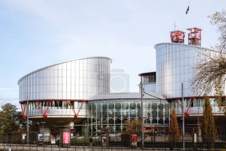 Foto de Estrasburgo, Francia - 22 de noviembre de 2022: Edificio del Tribunal Europeo de Derechos Humanos - Tribunal internacional establecido por el Convenio Europeo de Derechos Humanos - Imagen libre de derechos