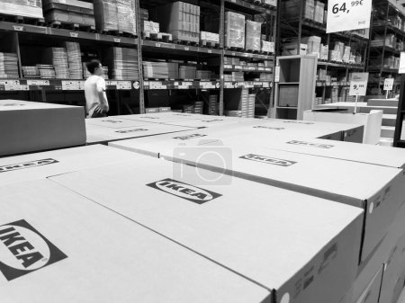 Téléchargez les photos : Paris, France - 26 oct. 2022 : Insigne de logotype Ikea sur plusieurs boîtes en carton à l'intérieur du magasin de meubles - monochrome - en image libre de droit