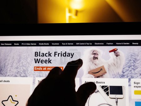 Foto de París, Francia - 28 de noviembre de 2022: Ampliación del sitio web de Amazon Prime El viernes negro finaliza a medianoche en el sitio web de Amazon del gigante del comercio electrónico en línea - Imagen libre de derechos