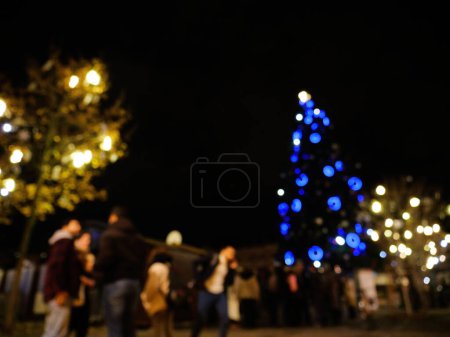 Téléchargez les photos : Vue floue déconcentrée de l'événement annuel des sapins de Noël de Strasbourg à Blace Kleber - scène nocturne sombre - en image libre de droit
