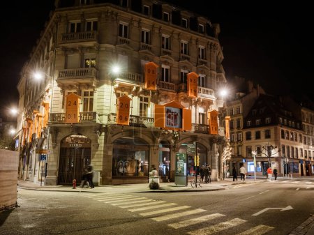 Téléchargez les photos : Strasbourg, France - 25 nov. 2022 : Nouveau magasin phare d'hermès de luxe sur la Place Broglie dans le centre de Strasbourg avec des lumières tamisées par manque d'électricité - en image libre de droit