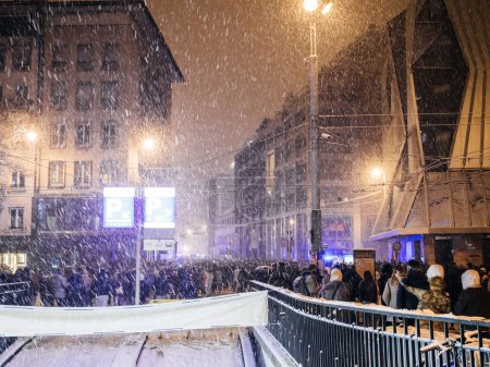 Foto de Estrasburgo, Francia - 15 de diciembre de 2022: Escena nocturna con miles de personas celebrando en la calle a los partidarios franceses después de que Francia ganara el partido de semifinales de la Copa Mundial de la FIFA contra Marruecos. Francia - Imagen libre de derechos