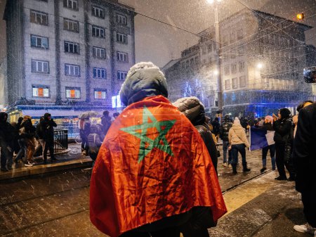 Foto de Estrasburgo, Francia - 15 de diciembre de 2022: Celebración de los partidarios franceses con hombres con bandera de Morroco mirando a los partidarios franceses - Imagen libre de derechos