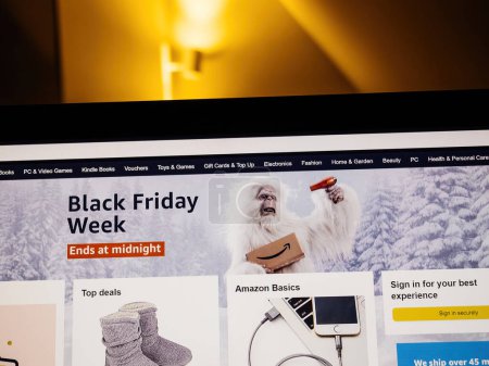 Foto de París, Francia - Nov 28, 2022: La publicidad en la página principal de Amazon.com - Black Friday está terminando en 8 minutos 29 segundos sitio web del gigante del comercio electrónico en línea - Imagen libre de derechos